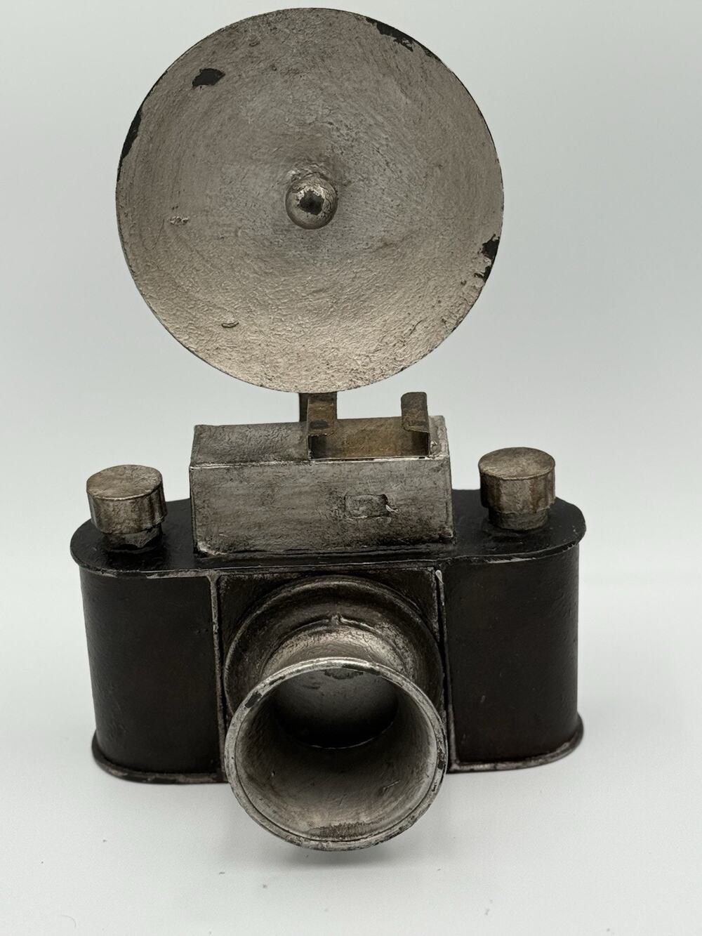 This decorative Vintage-style Camera Sculpture features an antiqued metallic